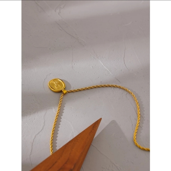 HOST PICK ❤️Stylish Oval Flower Necklace - Picture 3 of 5